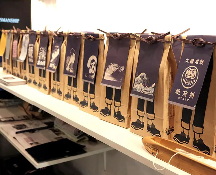 Idées cadeaux pour passionnés de cuisine : véritables tabliers japonais Anything & Co, et accessoires de cuisine haut de gamme Kozumi, incluant couteaux japonais et ustensiles artisanaux.